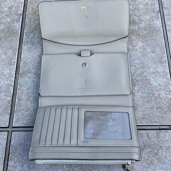 MICHAEL Michael Kors
Medium Carryall Tri-Fold Wallet - Picture 13 of 16